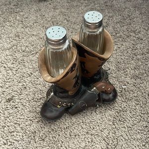 Salt and pepper holder with shakers